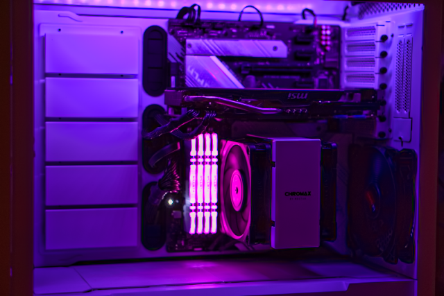 Gehäuse mit Fenster und pinken LEDs